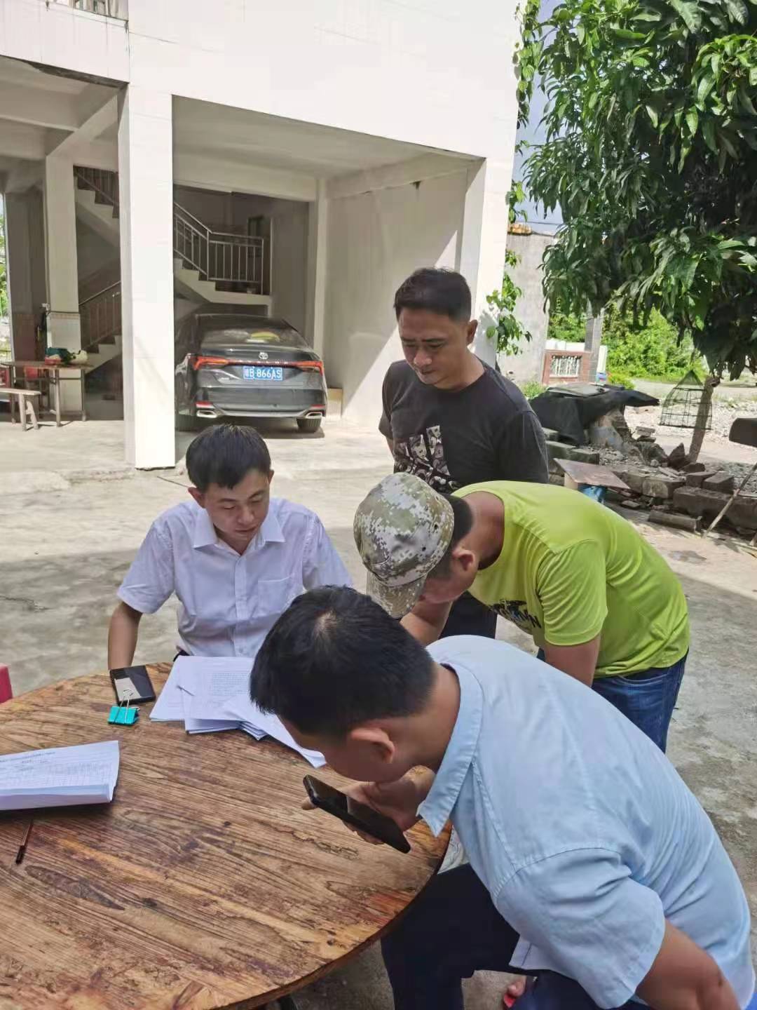 許愷（左）入戶開展防返貧動態(tài)監(jiān)測和幫扶集中排查工作。（海豐村供圖）.jpg