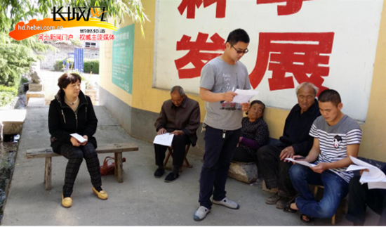 李勇組織村民開展問卷調(diào)查。何曉芳 攝