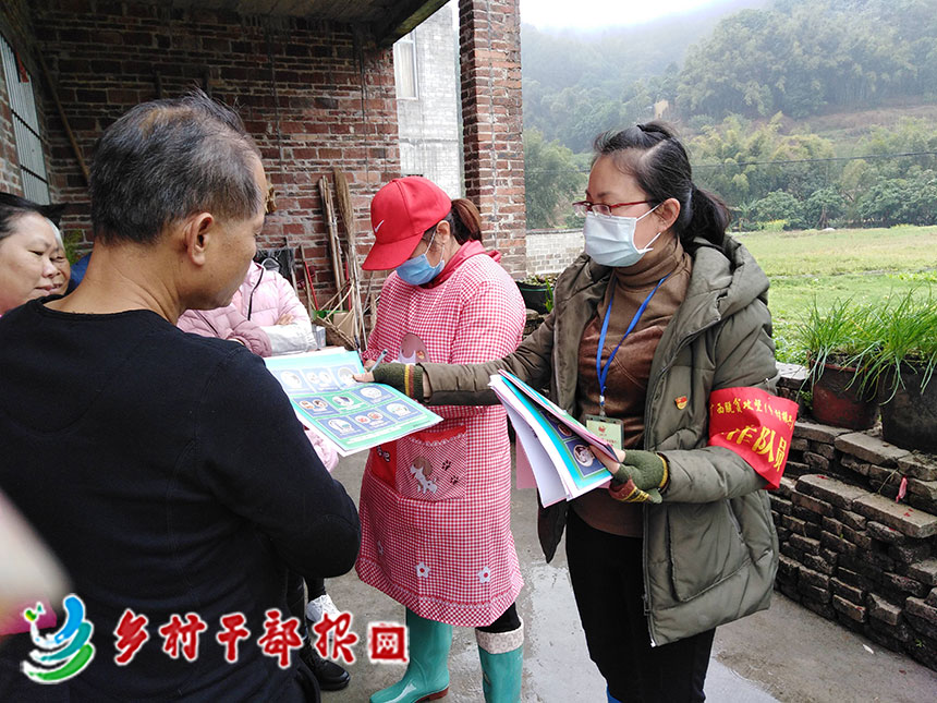 容縣松山鎮(zhèn)三合村工作隊(duì)員甘堅(jiān)深入村屯開展疫情防控工作.jpg