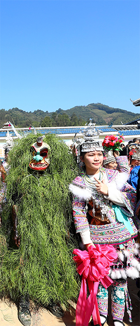 03圖六：2023年1月30日，在廣西柳州融安縣安寧村大袍屯，“芒蒿”與苗族同胞合影。.jpg
